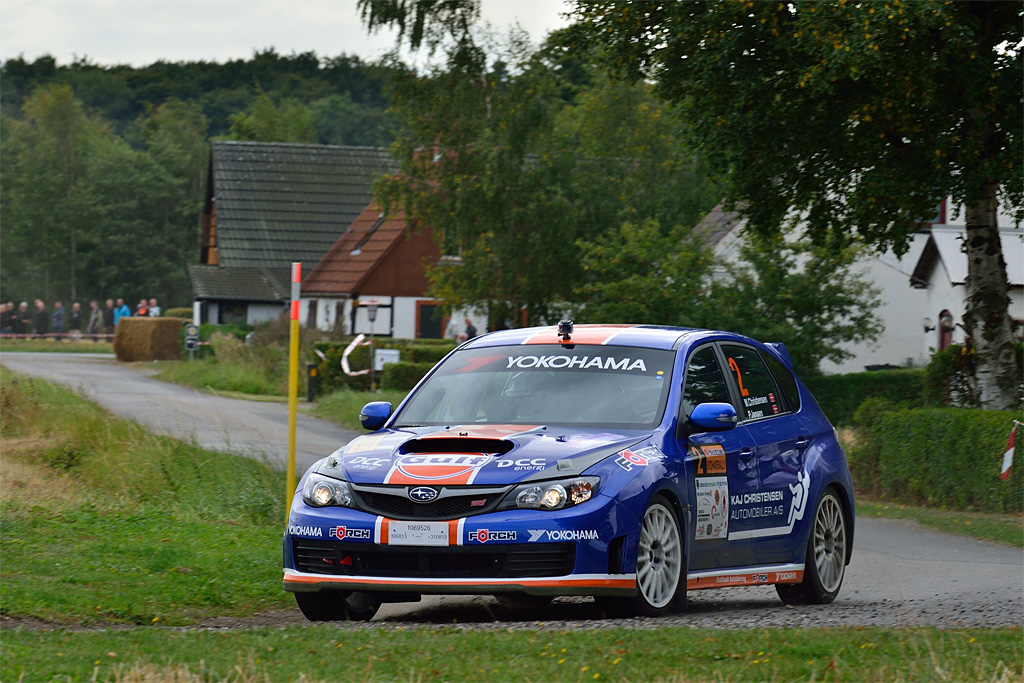 Som rallyet skred frem, fik Max Christensen og Preben Jensen for alvor fart i deres Subaru Impreza WRX. Her suser de gennem et sving ved Vesterborg Skovhuse
(Foto: Michael Eisenberg)